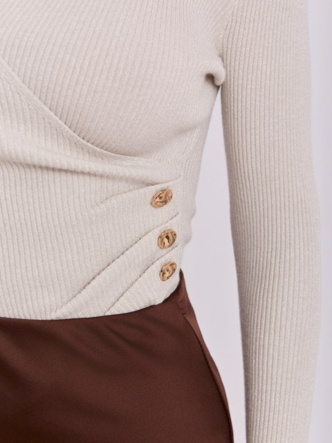 Sweter damski kopertowy z błyszczącą nitką prążkowany jasnobeżowy
