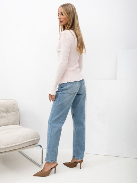 Sweter elegancki dopasowany z dekoltem V i falbaną jasnoróżowy