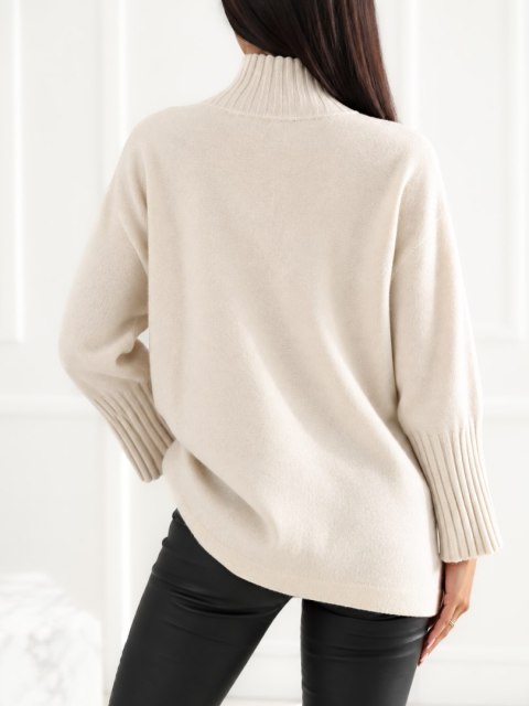 Sweter z golfem jasnobeżowy