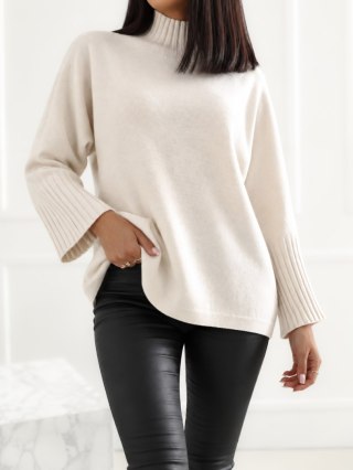 Sweter z golfem jasnobeżowy