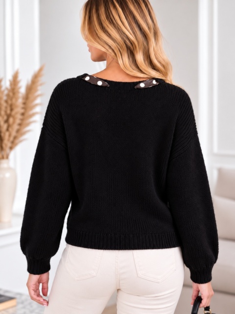 Sweter z ozdobną apaszką czarny