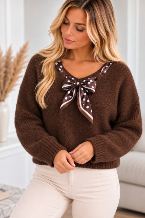 Sweter z ozdobną apaszką brązowy