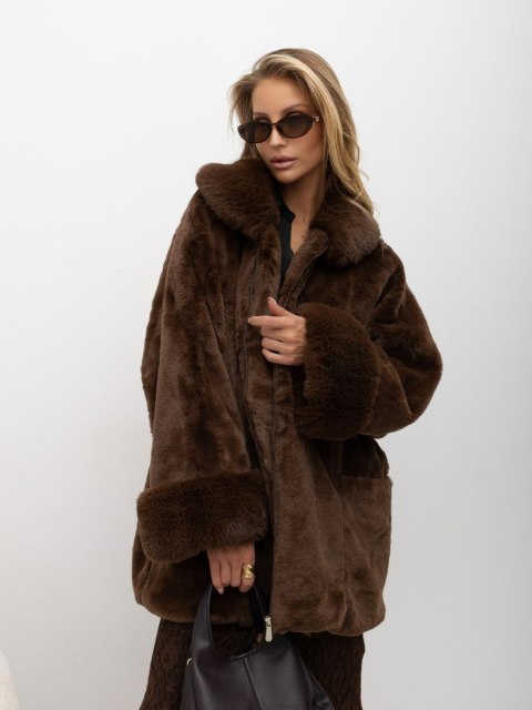 Eleganckie futerko z efektownymi rękawami brązowe