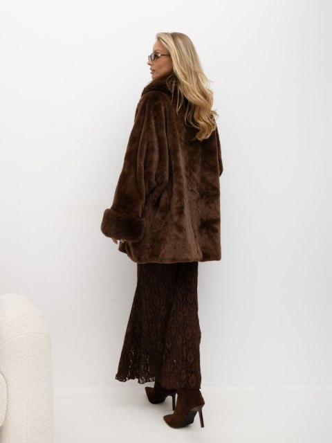 Eleganckie futerko z efektownymi rękawami brązowe