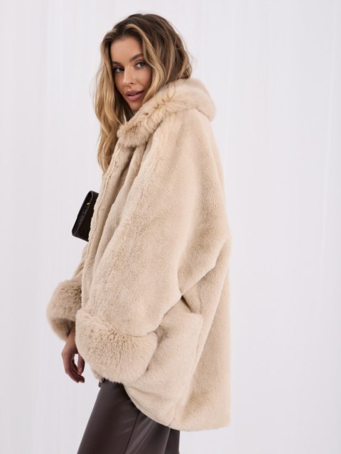 Eleganckie futerko z efektownymi rękawami jasnobeżowe