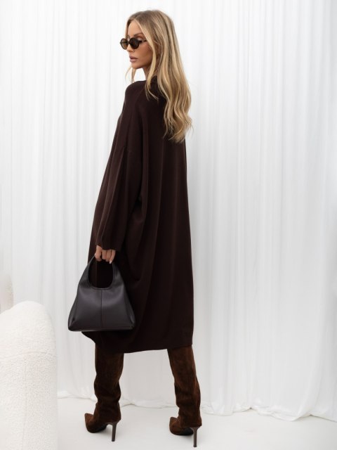 Elegancka sukienka dzianinowa midi oversize ze stójką i guzikami czekoladowa
