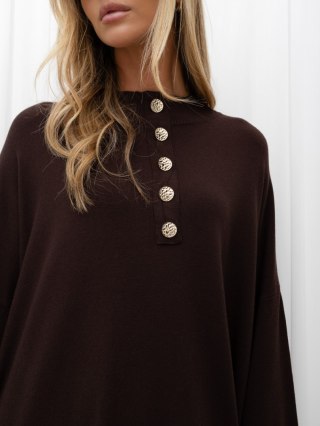 Elegancka sukienka dzianinowa midi oversize ze stójką i guzikami czekoladowa