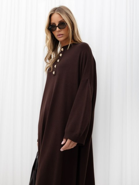 Elegancka sukienka dzianinowa midi oversize ze stójką i guzikami czekoladowa