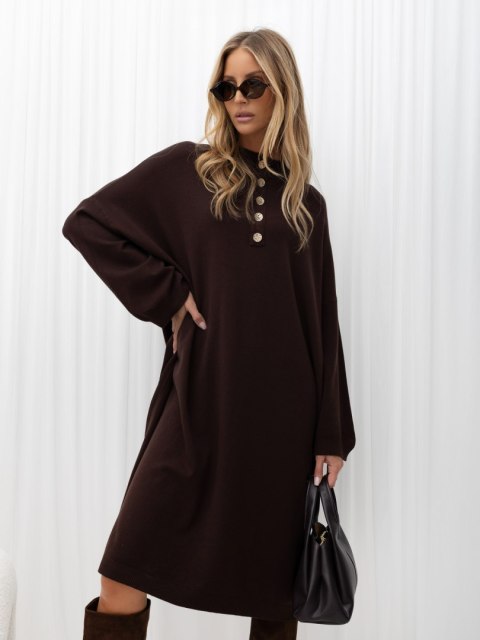Elegancka sukienka dzianinowa midi oversize ze stójką i guzikami czekoladowa