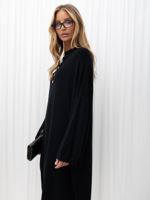 Elegancka sukienka dzianinowa midi oversize ze stójką i guzikami czarna
