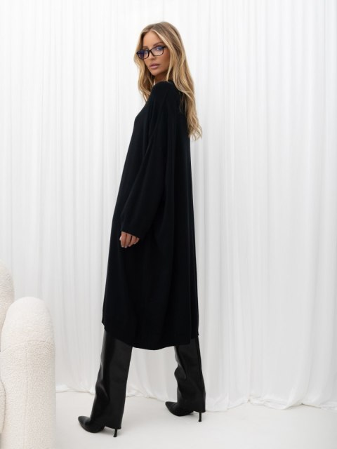 Elegancka sukienka dzianinowa midi oversize ze stójką i guzikami czarna