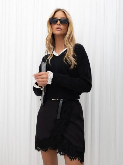 Elegancki sweter z dekoltem V i białą haftowaną koronką czarny