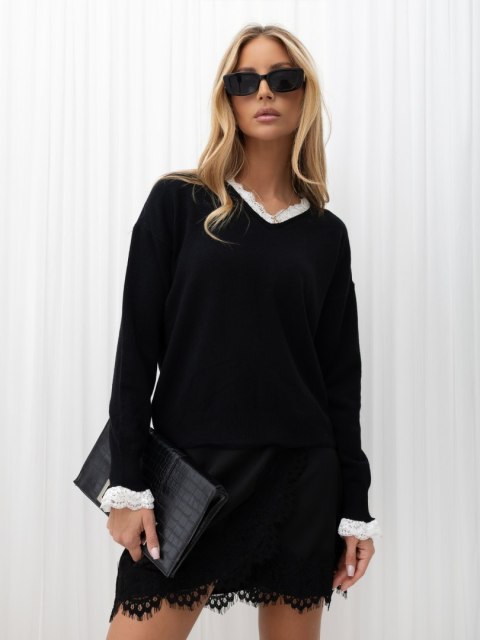 Elegancki sweter z dekoltem V i białą haftowaną koronką czarny