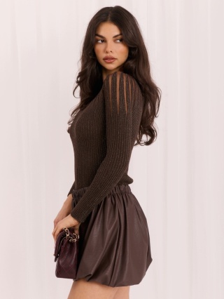 Elegancki sweter dopasowany z błyszczącą nitką brązowy