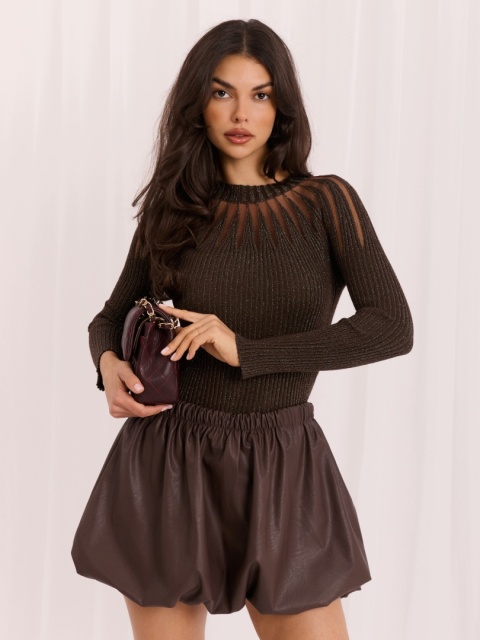 Elegancki sweter dopasowany z błyszczącą nitką brązowy